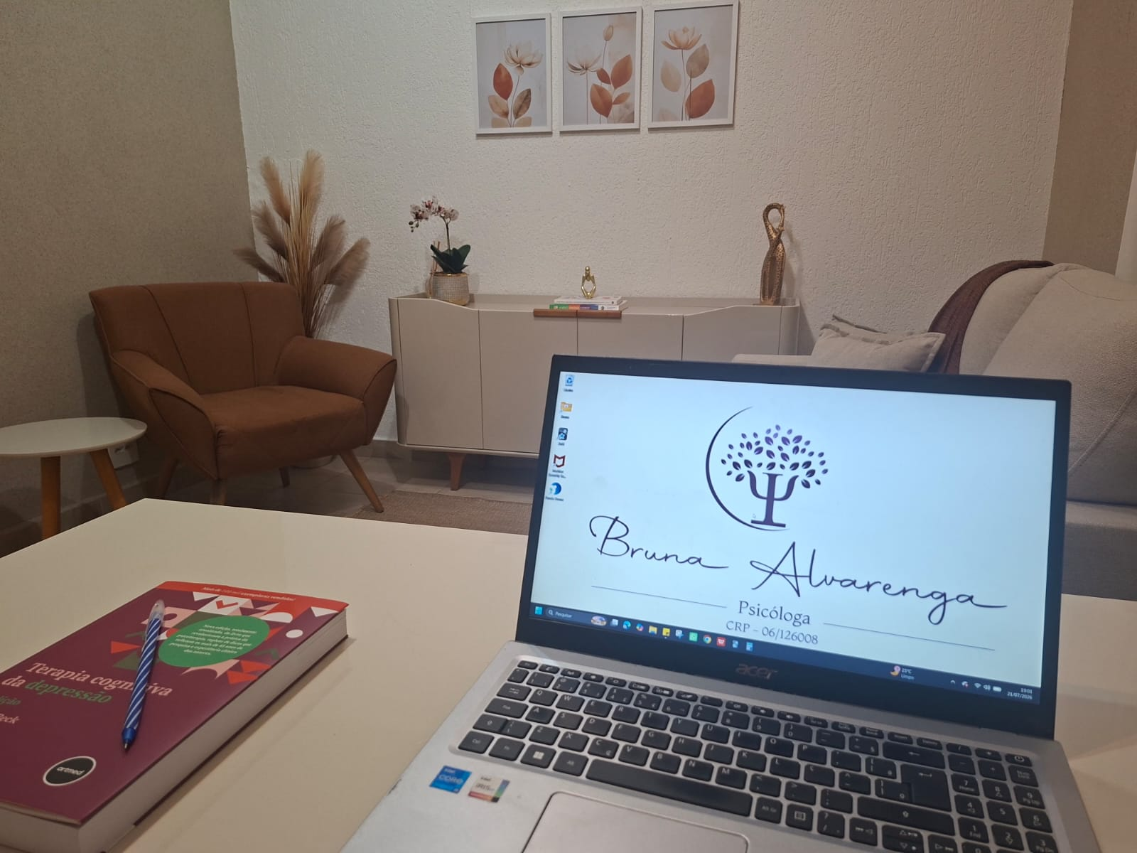 Atendimento online — ambiente calmo com notebook e xícara de chá